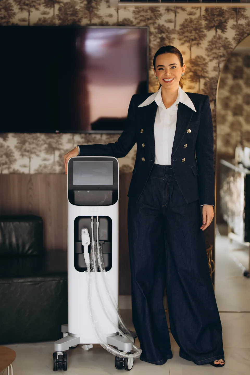 Dra. Mariana Zboralski ao lado de um dos equipamentos de tecnologia da Casa Zboralski